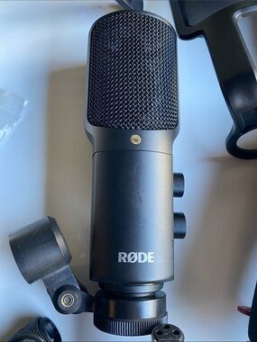 Audio Technica / RØDE Style USB Microphone in Black and Silver